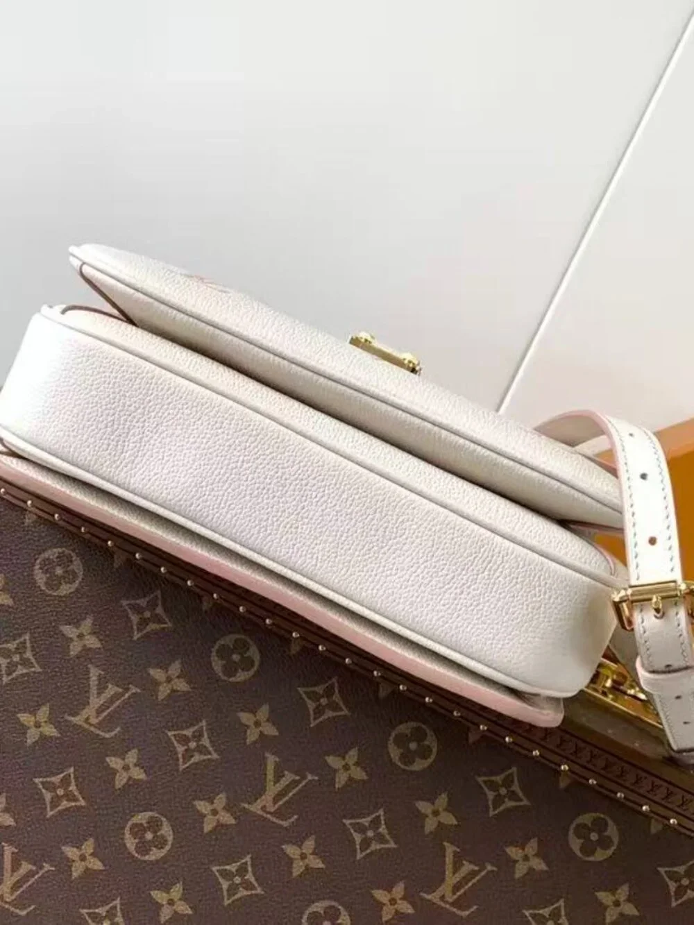 Classic Louis Vuitton Bag: A Stylish and Versatile Choice for Elegance